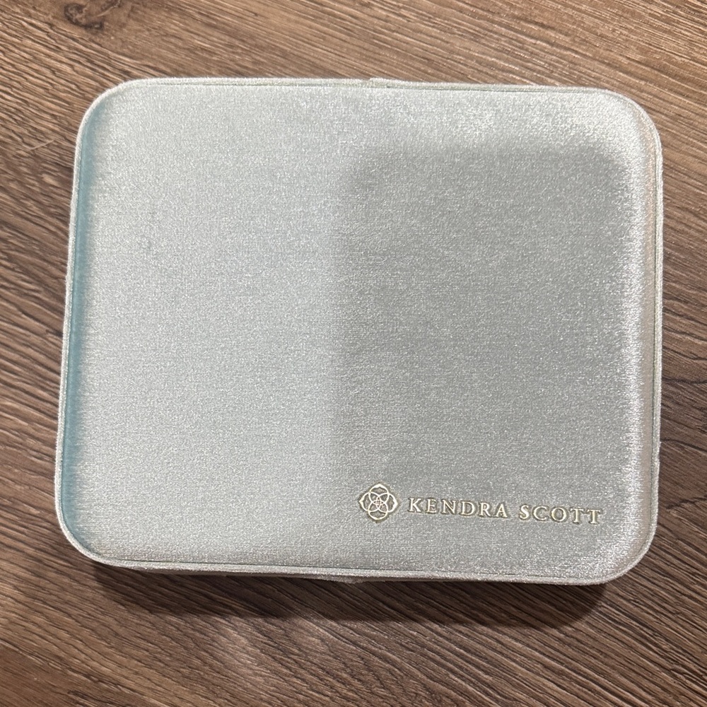 Kendra Scott Metallic Silver Jewelry Case